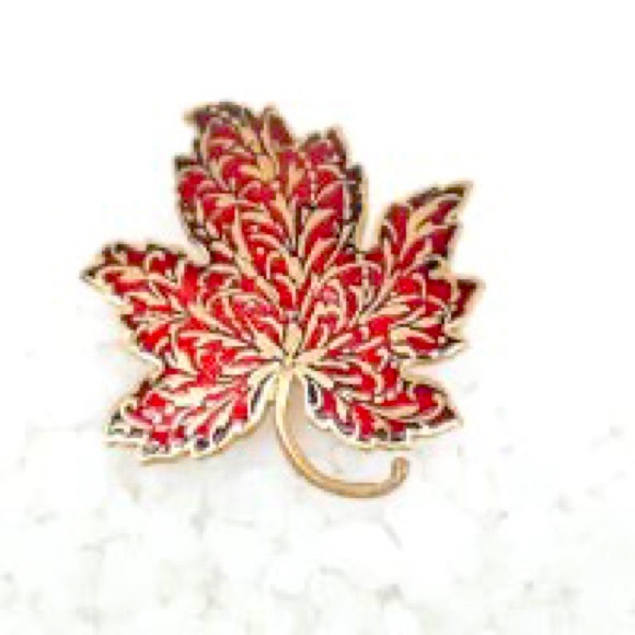 Maple leaf MMA brooch enamel inlay Metropolitan museum of the Arts MMA Canada - Picture 2 of 7